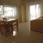 Homely One Bedroom Flat With Side Sea View 아파트