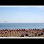 아파트 Homely One Bedroom Flat With Side Sea View *
