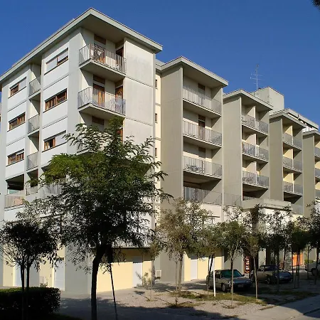Homely One Bedroom Flat With Side Sea View *