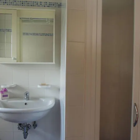 Appartamento Homely One Bedroom Flat With Side Sea View *