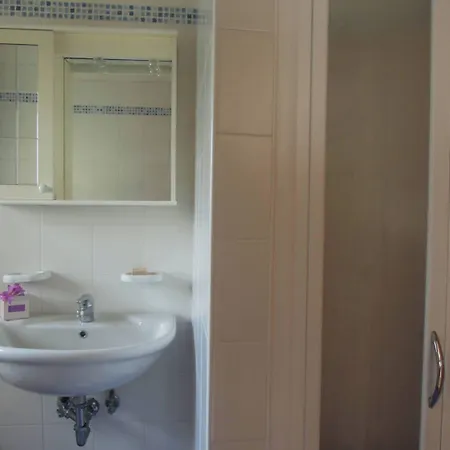Homely One Bedroom Flat With Side Sea View Appartamento